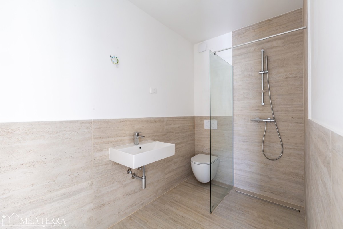 108m2 stanovanje z velikim dvoriščem v bližini morja, Novigrad, Istra