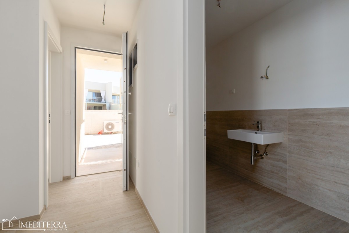 108m2 stanovanje z velikim dvoriščem v bližini morja, Novigrad, Istra