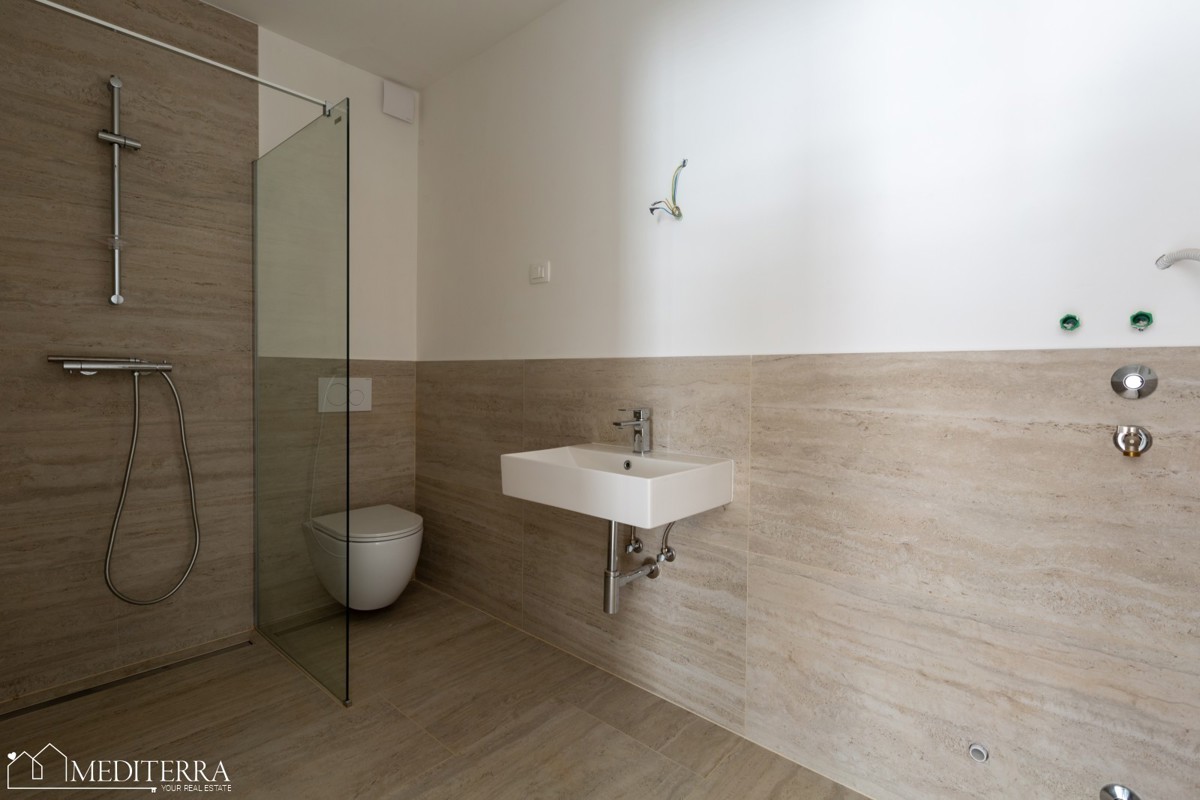 108m2 stanovanje z velikim dvoriščem v bližini morja, Novigrad, Istra