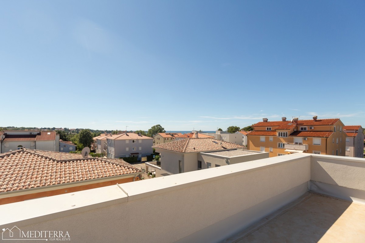 Stanovanje v prvem nadstropju s strešno teraso, Novigrad, Istra