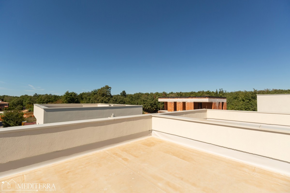 Stanovanje v prvem nadstropju s strešno teraso, Novigrad, Istra