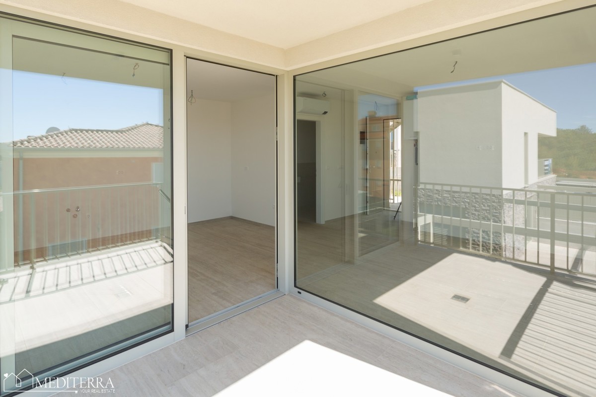 Stanovanje v prvem nadstropju s strešno teraso, Novigrad, Istra