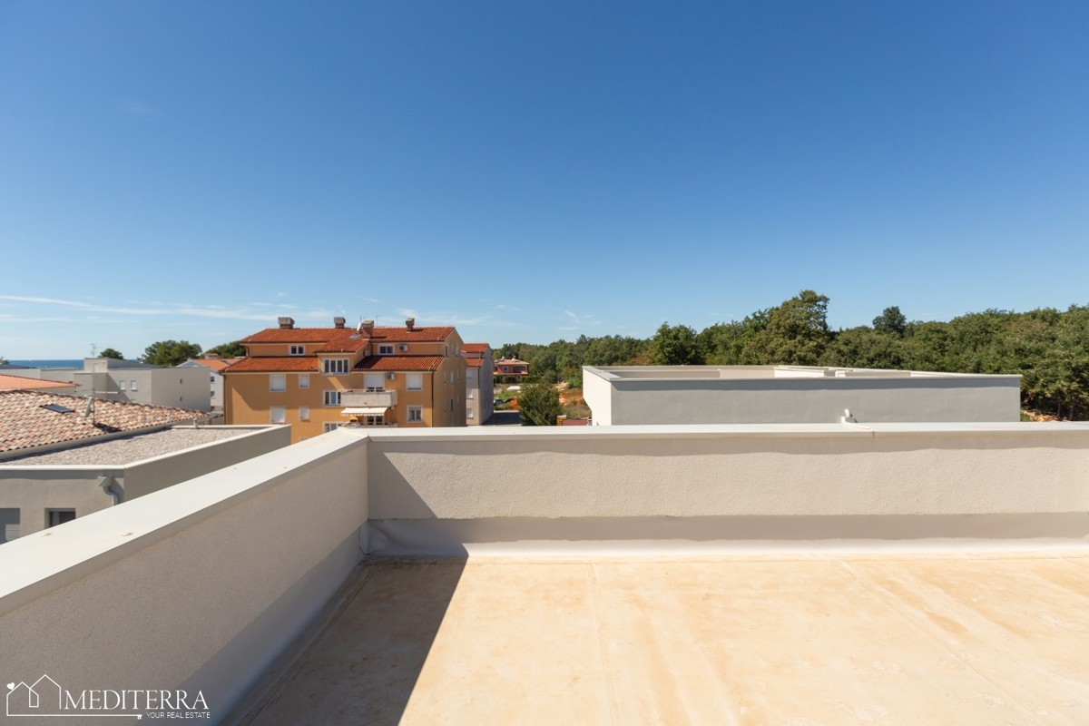 Stanovanje v prvem nadstropju s strešno teraso, Novigrad, Istra