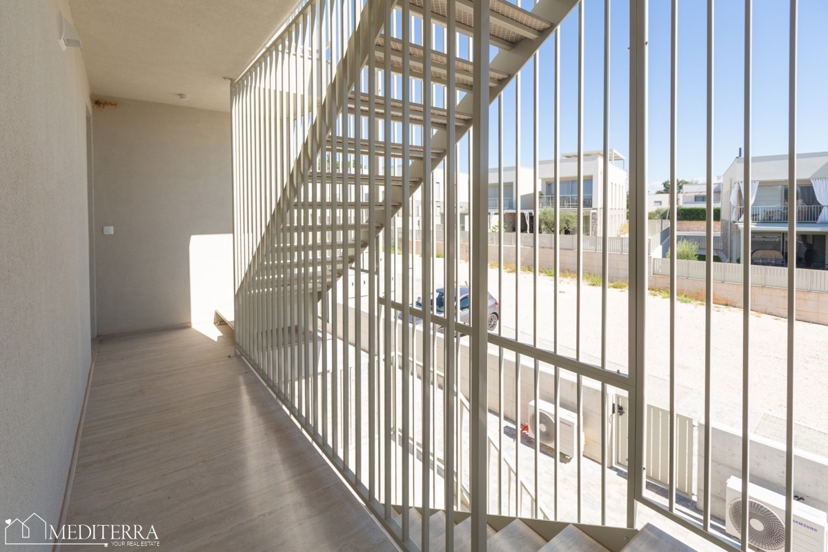 Stanovanje v prvem nadstropju s strešno teraso, Novigrad, Istra