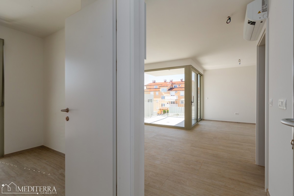 Stanovanje v prvem nadstropju s strešno teraso, Novigrad, Istra