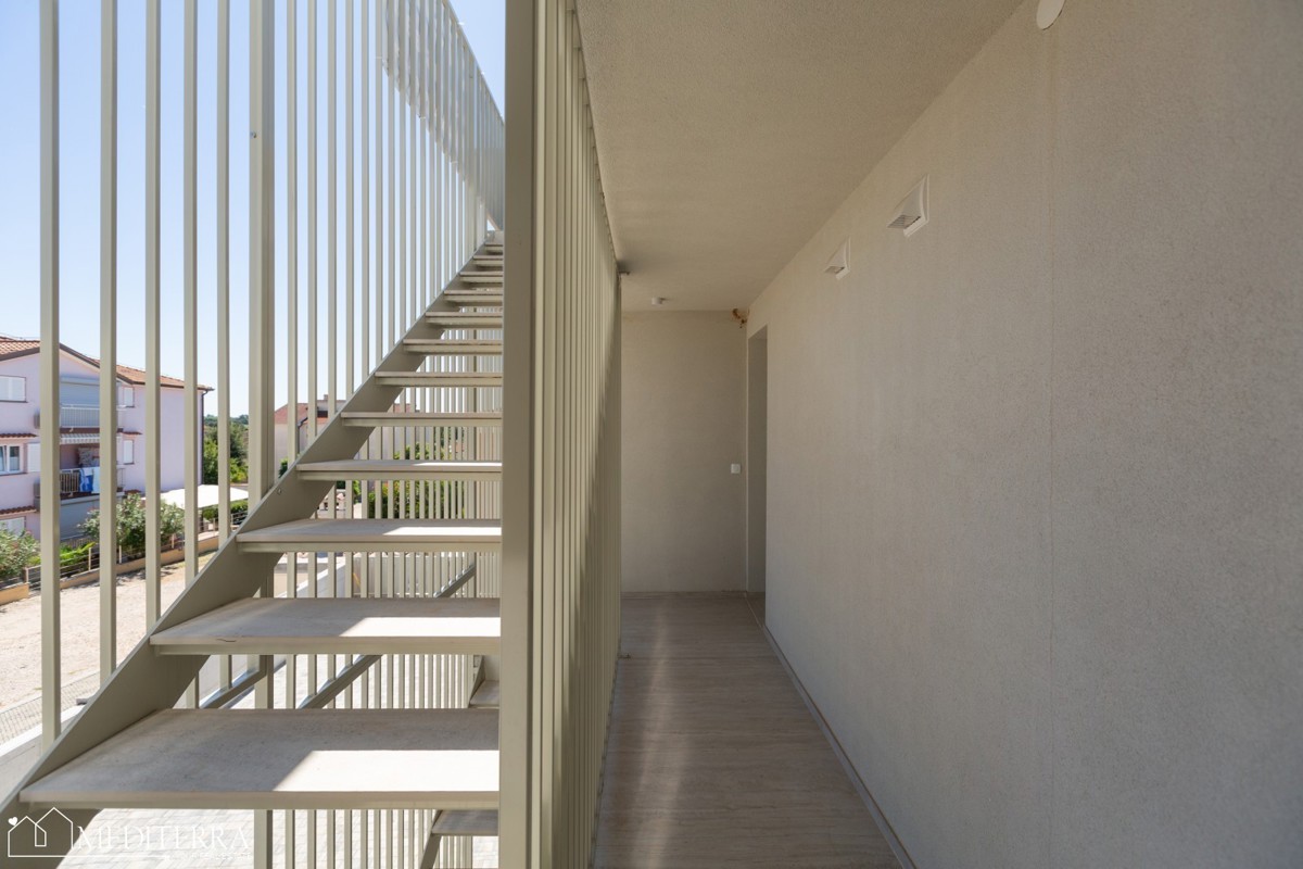 Stanovanje v prvem nadstropju s strešno teraso, Novigrad, Istra