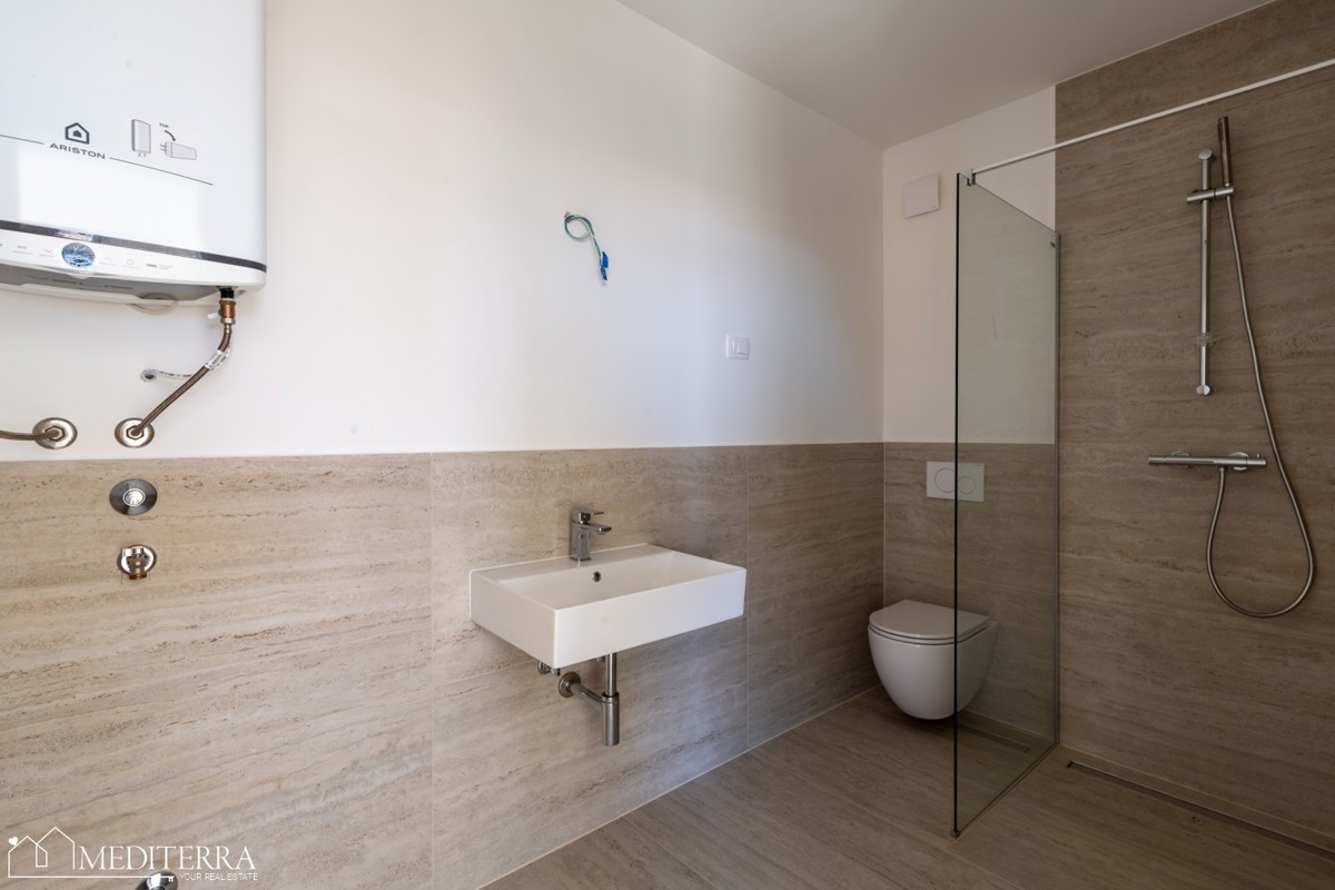 Stanovanje v prvem nadstropju s strešno teraso, Novigrad, Istra