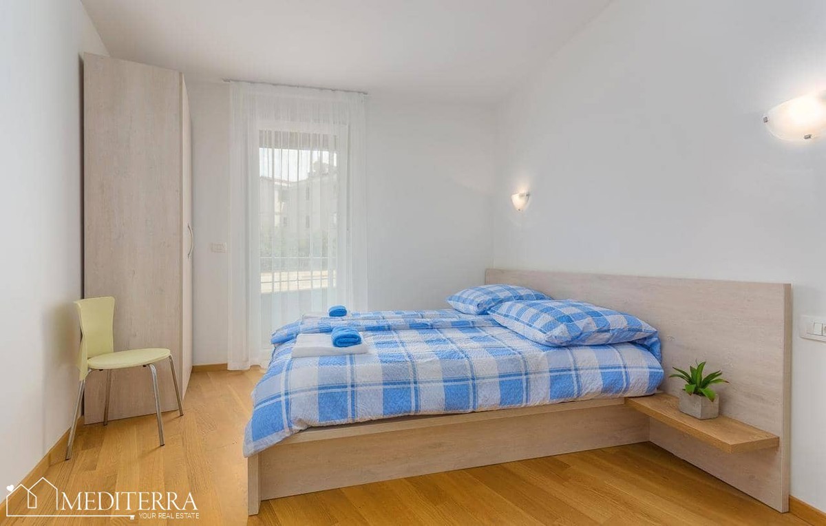 Pritlično stanovanje z dvema spalnicama na odlični lokaciji, Novigrad, Istra