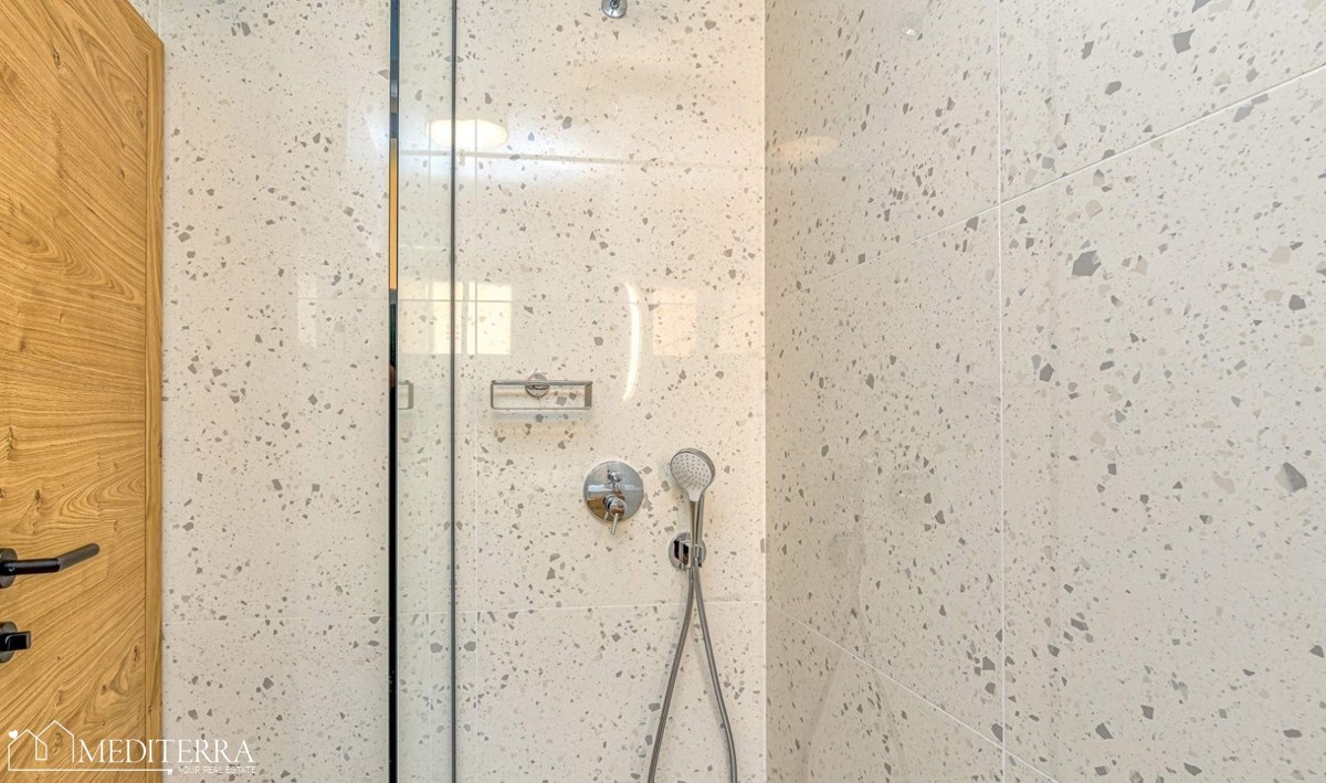 Hiša s 3 apartmaji na odlični lokaciji, Vrsar, Istra