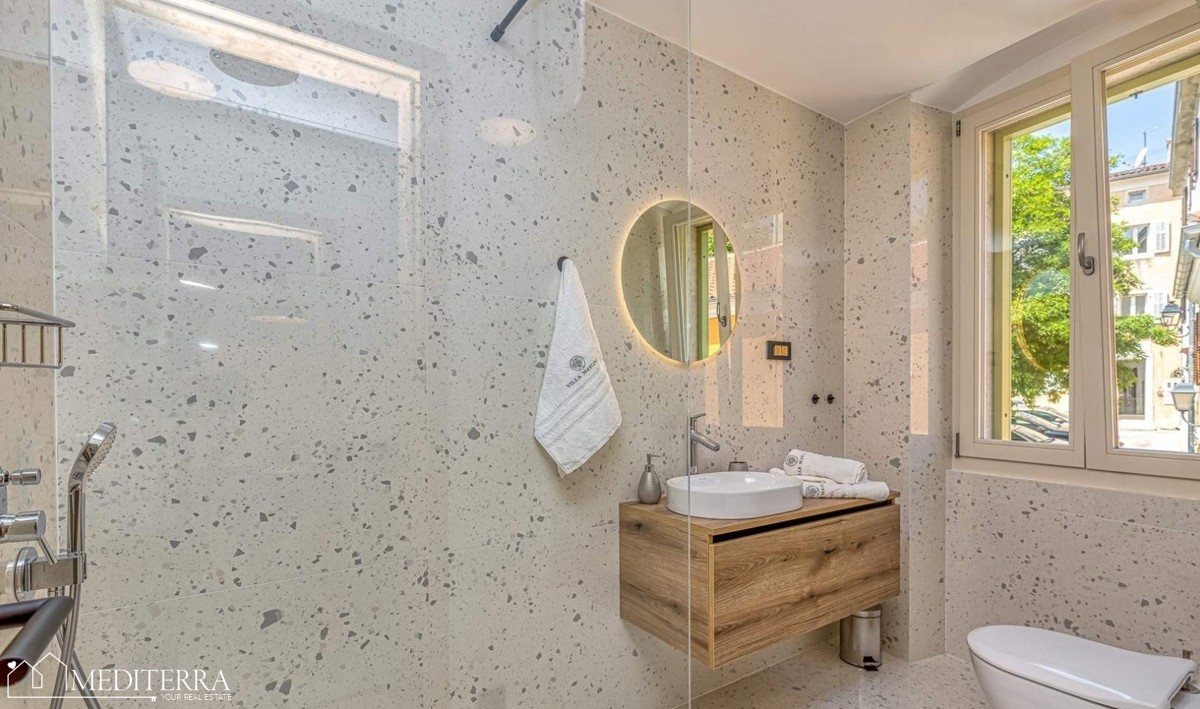 Hiša s 3 apartmaji na odlični lokaciji, Vrsar, Istra