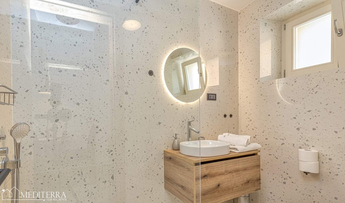 Hiša s 3 apartmaji na odlični lokaciji, Vrsar, Istra