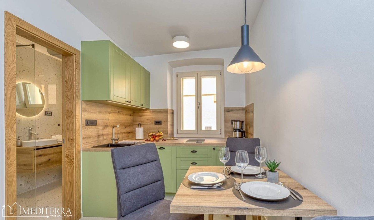 Hiša s 3 apartmaji na odlični lokaciji, Vrsar, Istra