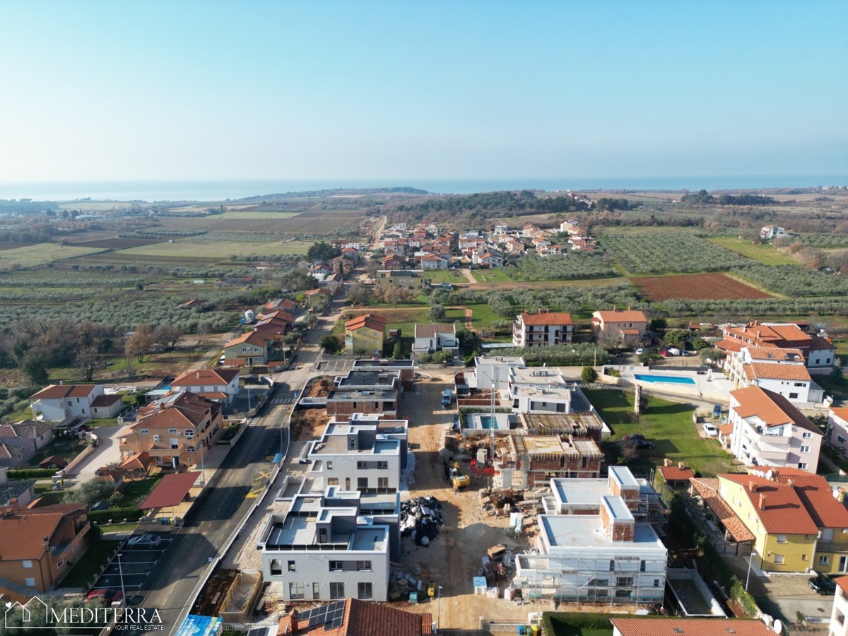 Moderna vrstna hiša s strešno teraso in pogledom na morje Novigrad, Istra
