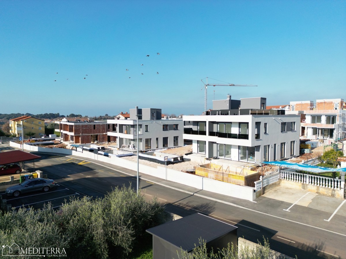 Moderna vrstna hiša s strešno teraso in pogledom na morje Novigrad, Istra