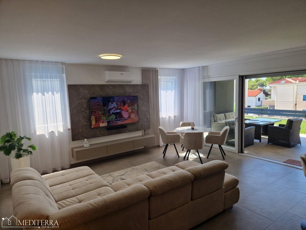 Čudovito, moderno opremljeno stanovanje z bazenom na vrhunski lokaciji, Novigrad, Istra