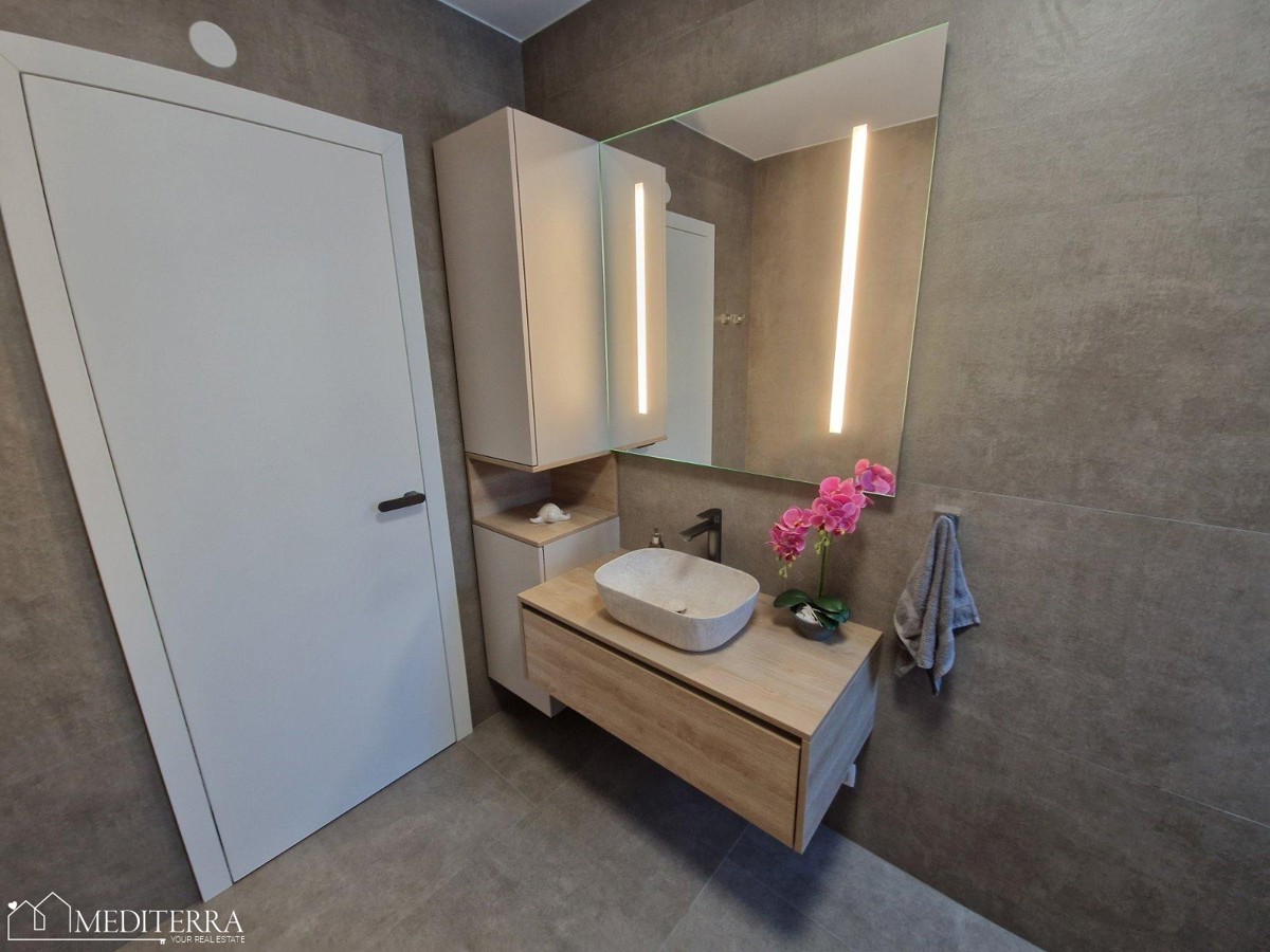 Čudovito, moderno opremljeno stanovanje z bazenom na vrhunski lokaciji, Novigrad, Istra