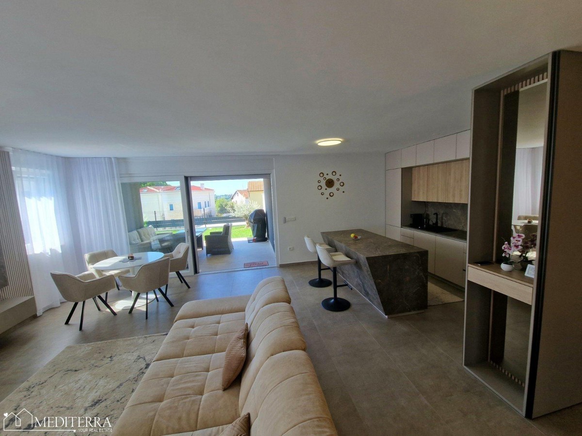 Čudovito, moderno opremljeno stanovanje z bazenom na vrhunski lokaciji, Novigrad, Istra