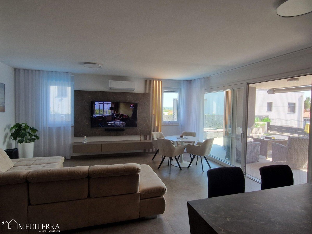 Čudovito, moderno opremljeno stanovanje z bazenom na vrhunski lokaciji, Novigrad, Istra