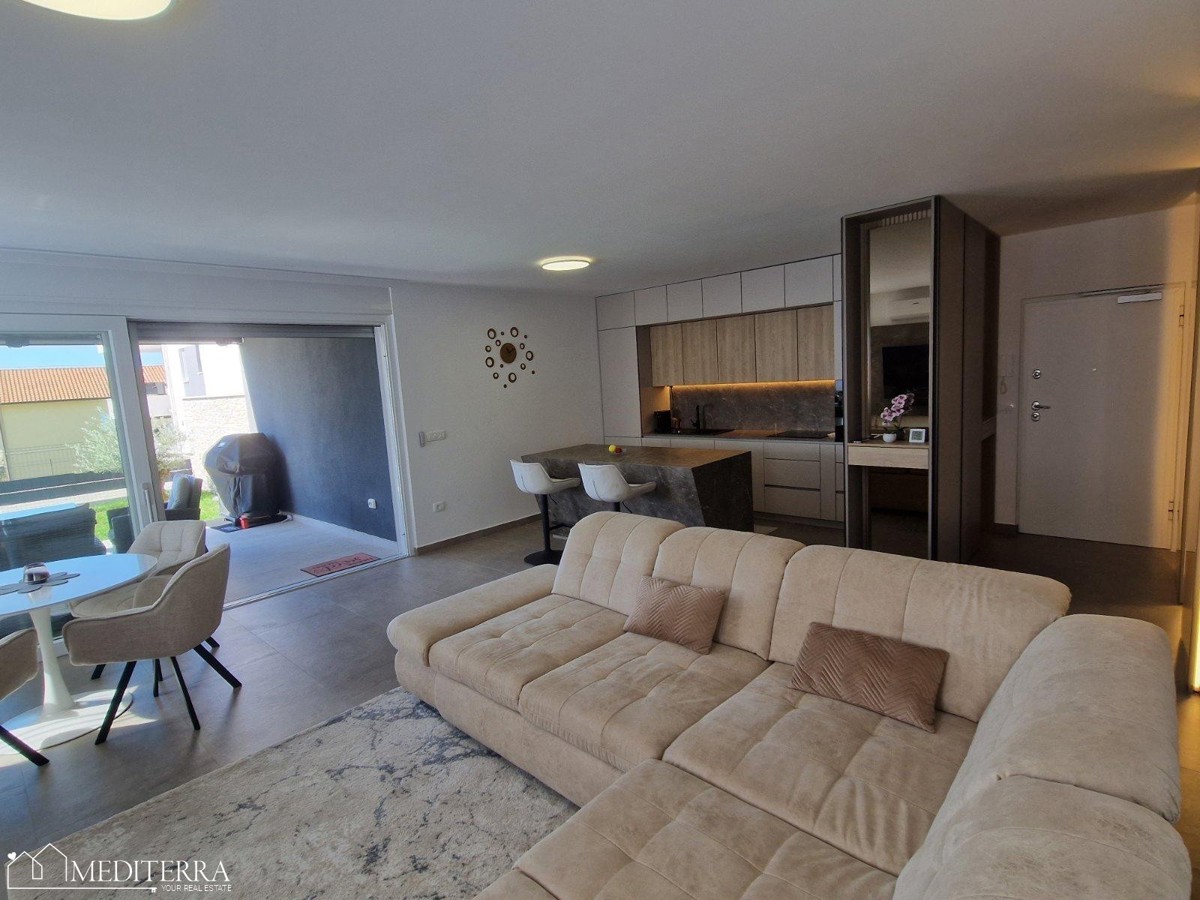 Čudovito, moderno opremljeno stanovanje z bazenom na vrhunski lokaciji, Novigrad, Istra