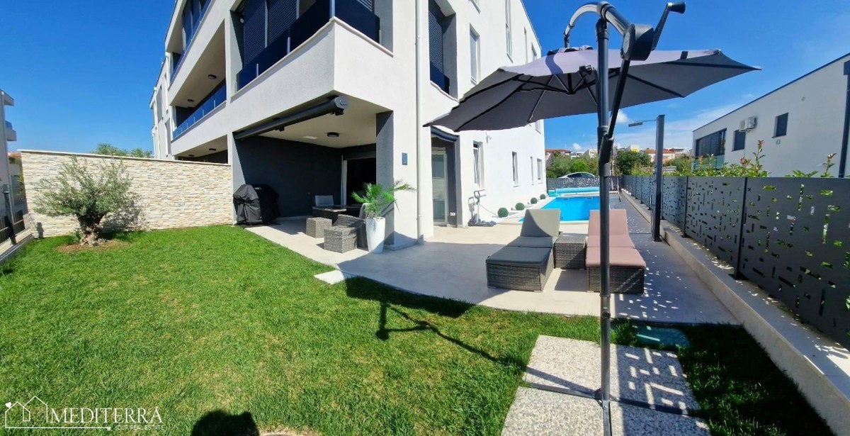 Čudovito, moderno opremljeno stanovanje z bazenom na vrhunski lokaciji, Novigrad, Istra