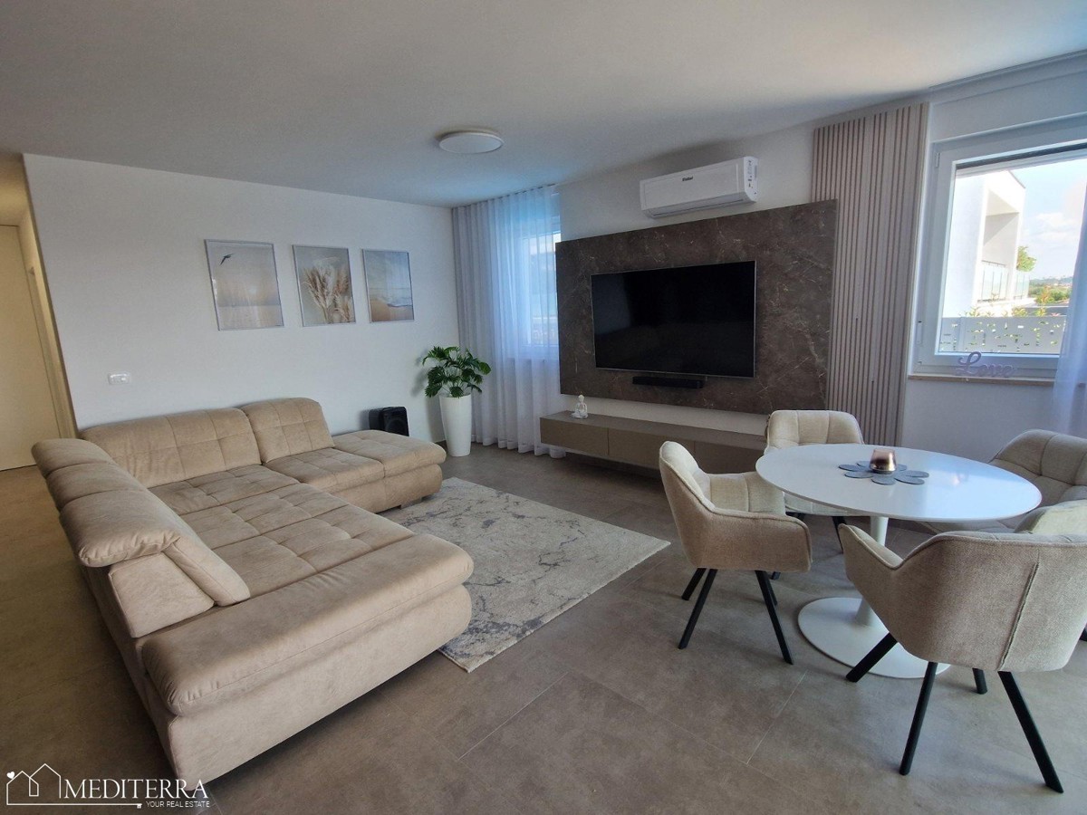 Čudovito, moderno opremljeno stanovanje z bazenom na vrhunski lokaciji, Novigrad, Istra