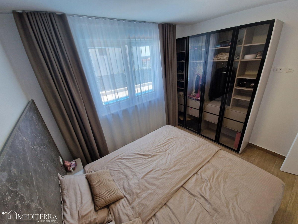 Čudovito, moderno opremljeno stanovanje z bazenom na vrhunski lokaciji, Novigrad, Istra