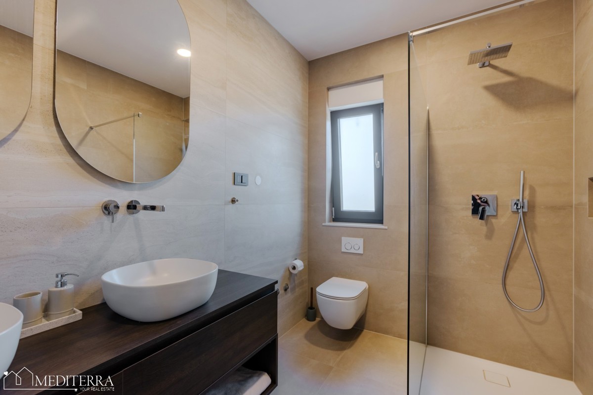 Istra, Kaštelir-Labinci – Moderna vila v istrskem slogu s panoramskim pogledom na morje