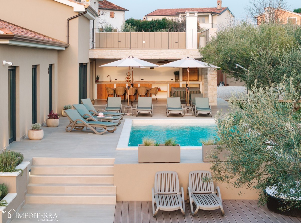 Istra, Kaštelir-Labinci – Moderna vila v istrskem slogu s panoramskim pogledom na morje