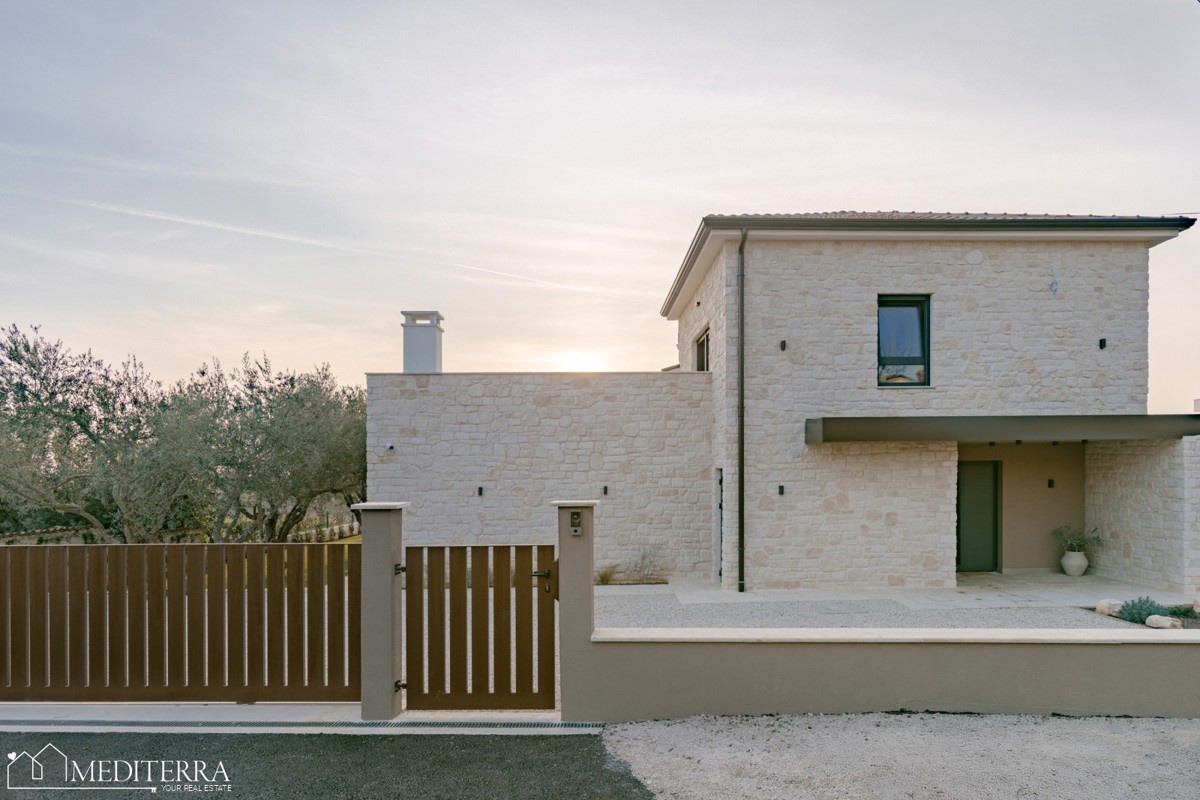 Istra, Kaštelir-Labinci – Moderna vila v istrskem slogu s panoramskim pogledom na morje