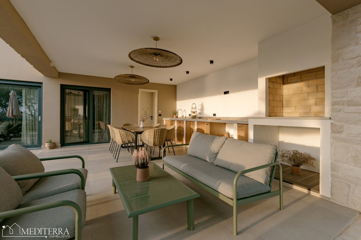 Istra, Kaštelir-Labinci – Moderna vila v istrskem slogu s panoramskim pogledom na morje