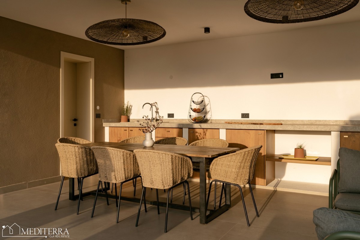 Istra, Kaštelir-Labinci – Moderna vila v istrskem slogu s panoramskim pogledom na morje