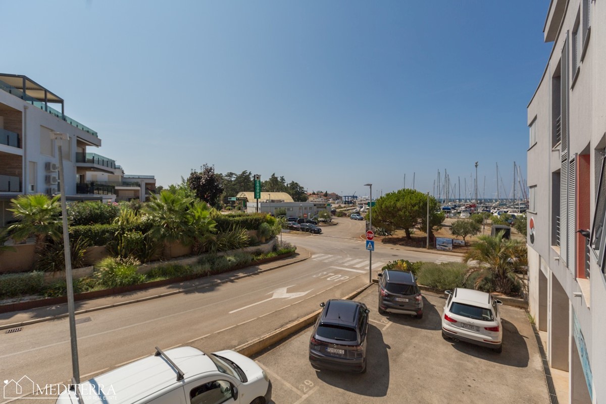 Stanovanje na atraktivni lokaciji s pogledom na marino Novigrad, Istra