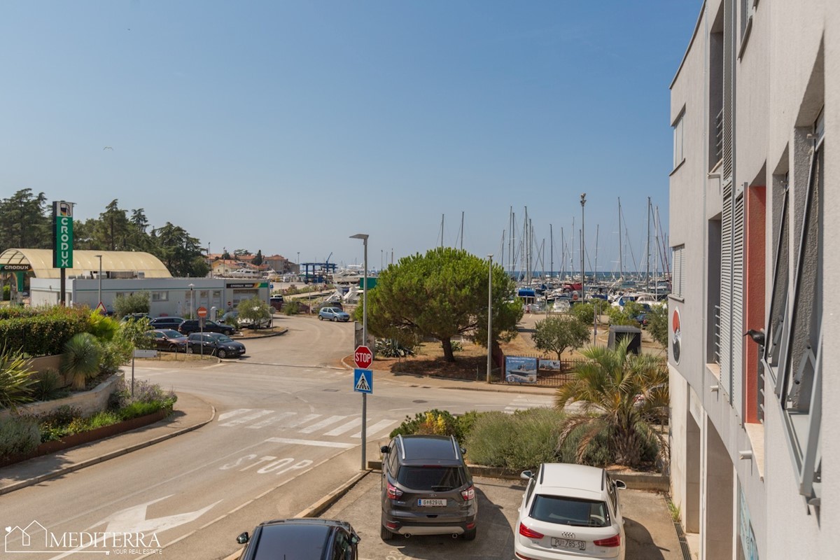 Stanovanje na atraktivni lokaciji s pogledom na marino Novigrad, Istra