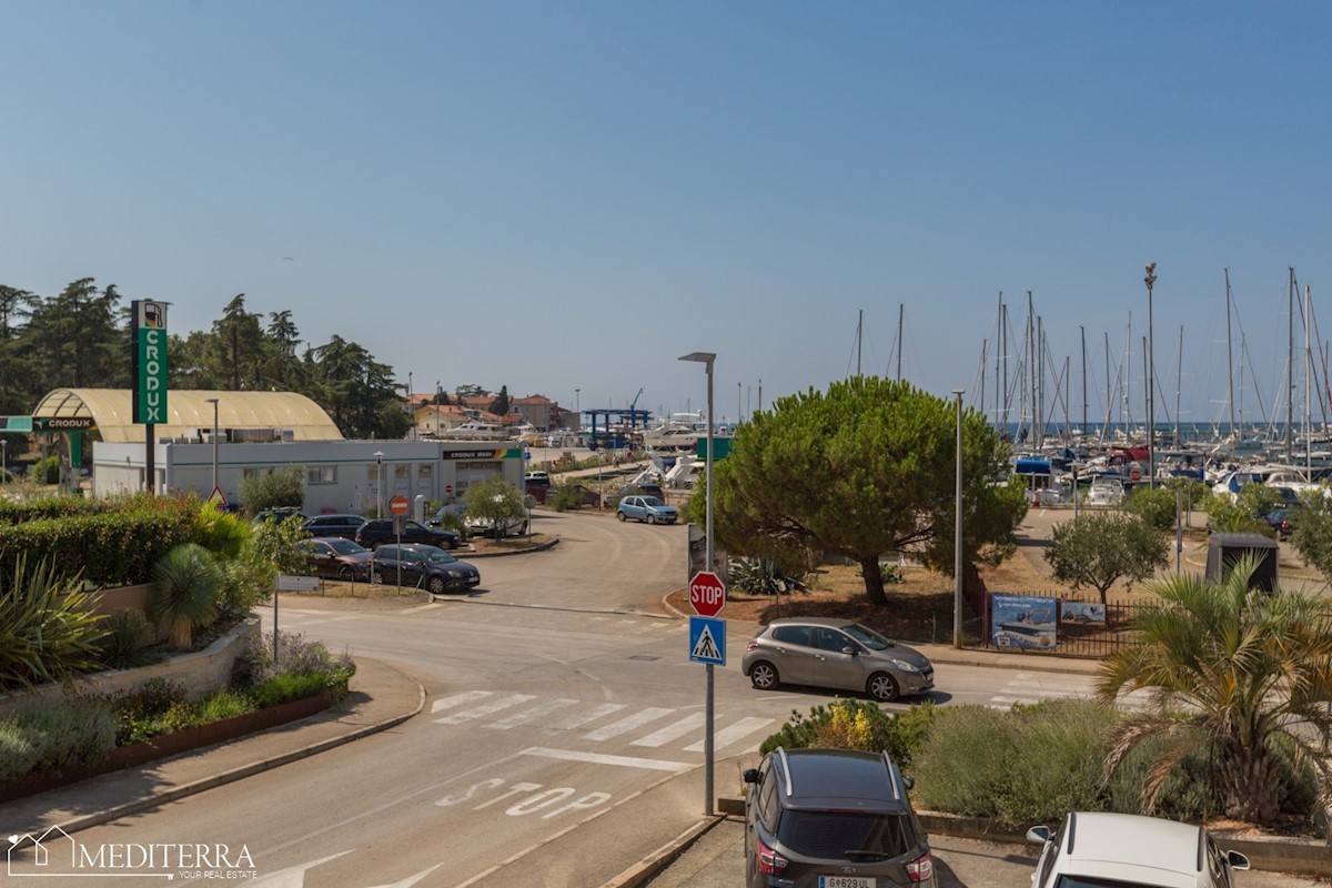 Stanovanje na atraktivni lokaciji s pogledom na marino Novigrad, Istra