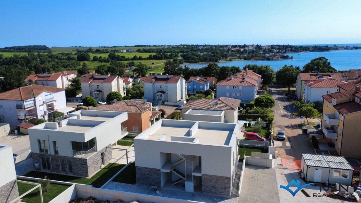 Udoben apartma s strešno teraso in pogledom na morje - Novigrad (21)