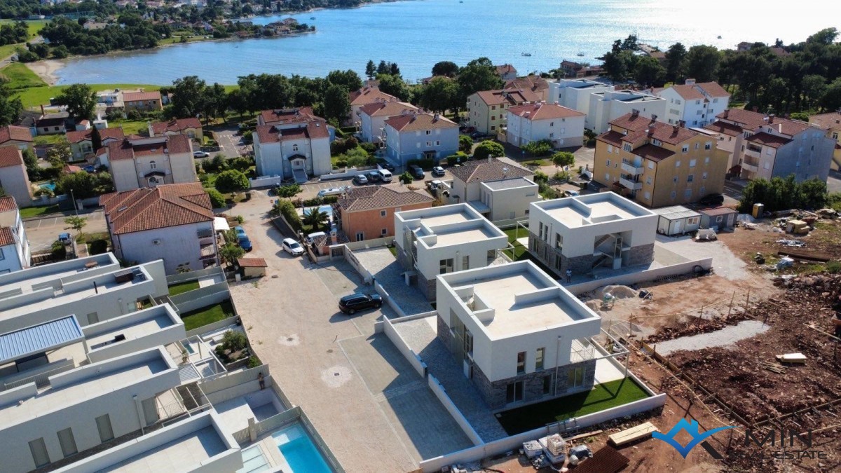 Udoben apartma s strešno teraso in pogledom na morje - Novigrad (21)