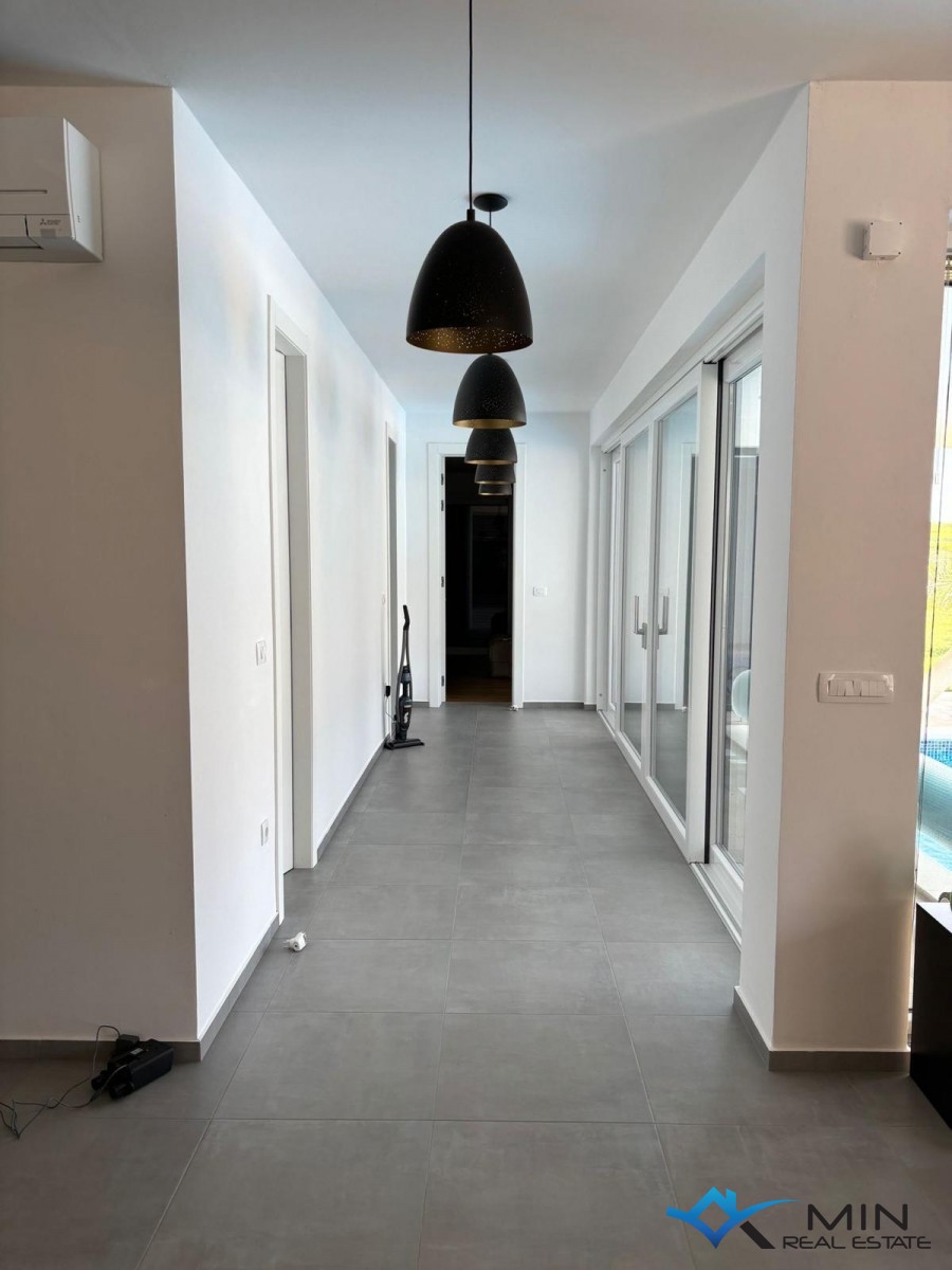 Čudovita vila z ogrevanim bazenom v okolici Novigrada