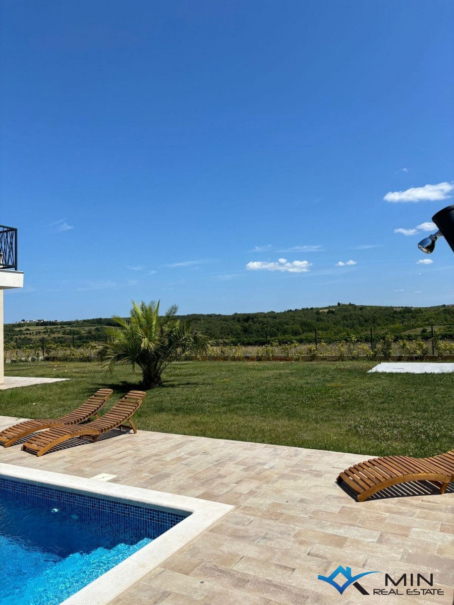 Čudovita vila z ogrevanim bazenom v okolici Novigrada