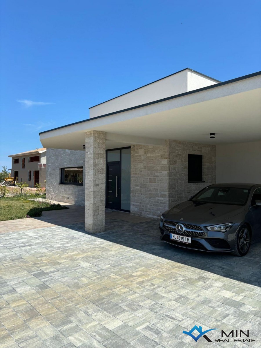 Čudovita vila z ogrevanim bazenom v okolici Novigrada