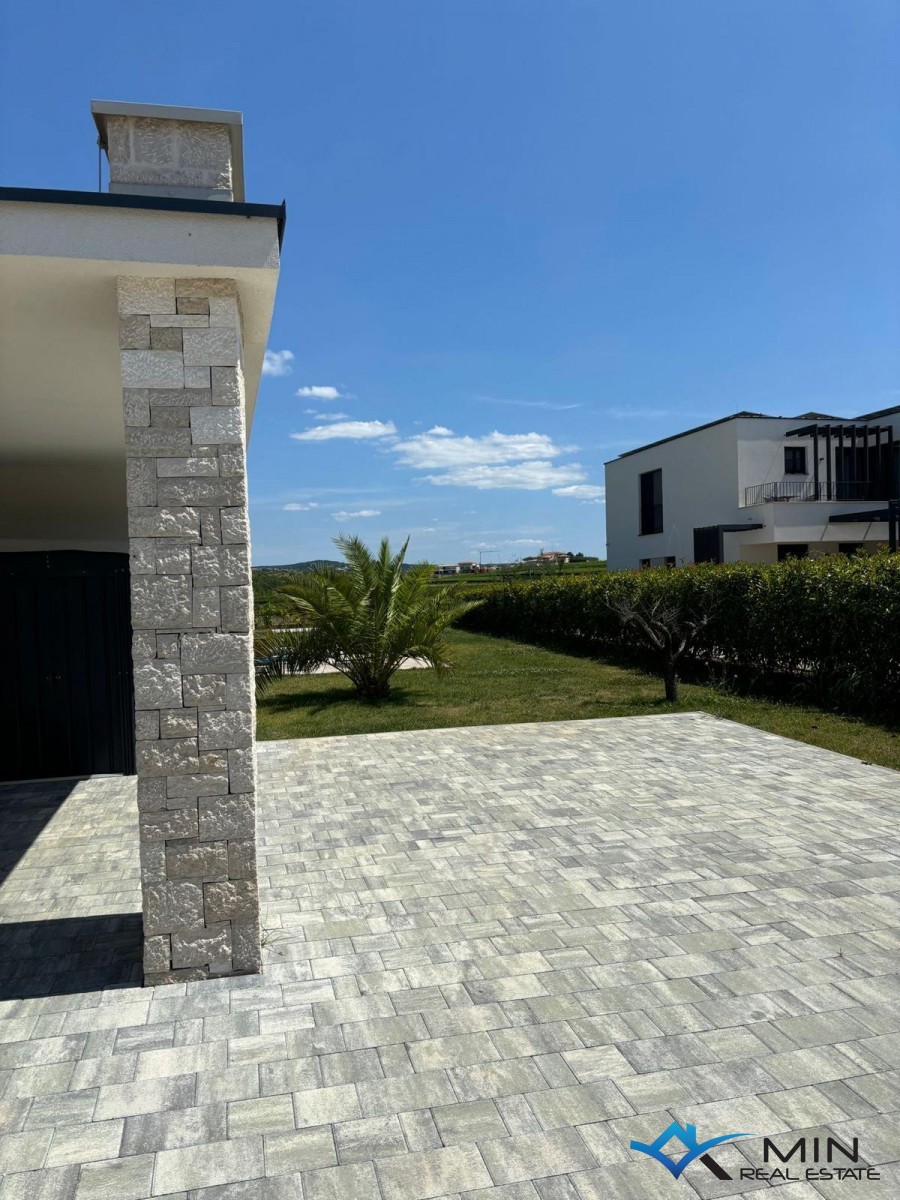Čudovita vila z ogrevanim bazenom v okolici Novigrada