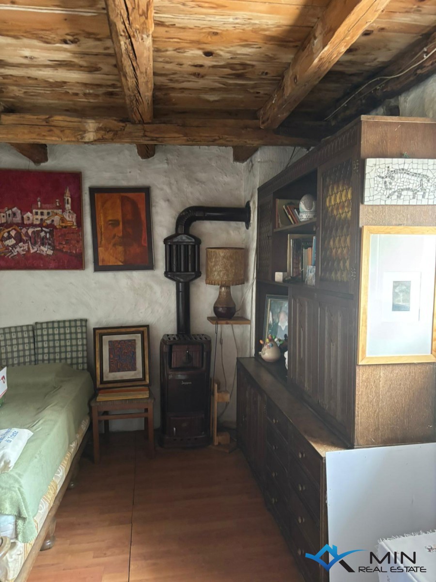 Kamnita hiša v bližini Buj