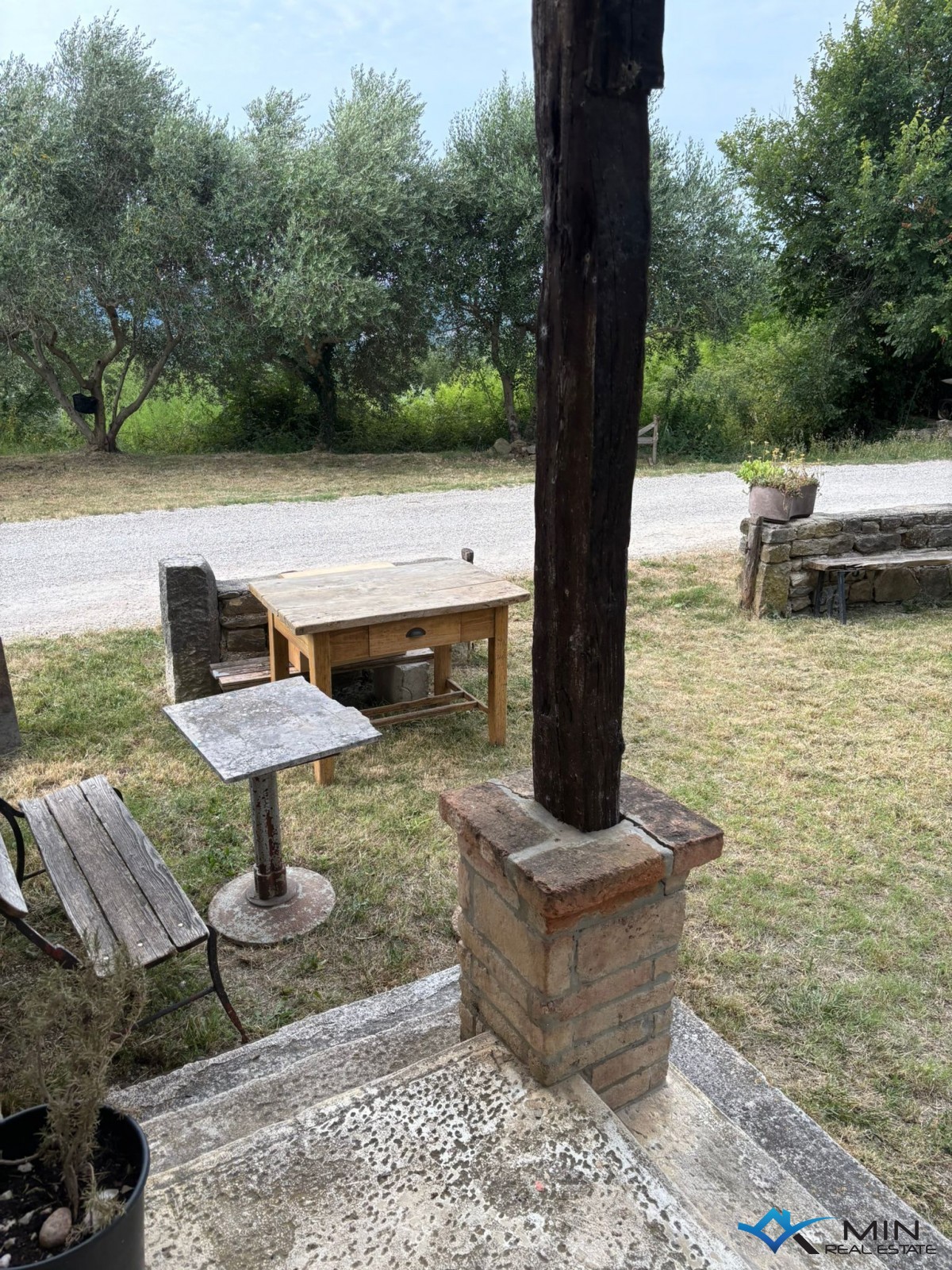 Kamnita hiša v bližini Buj