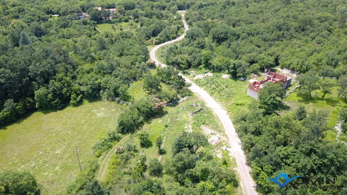 Zazidljivo zemljišče s projektom v Grožnjanu