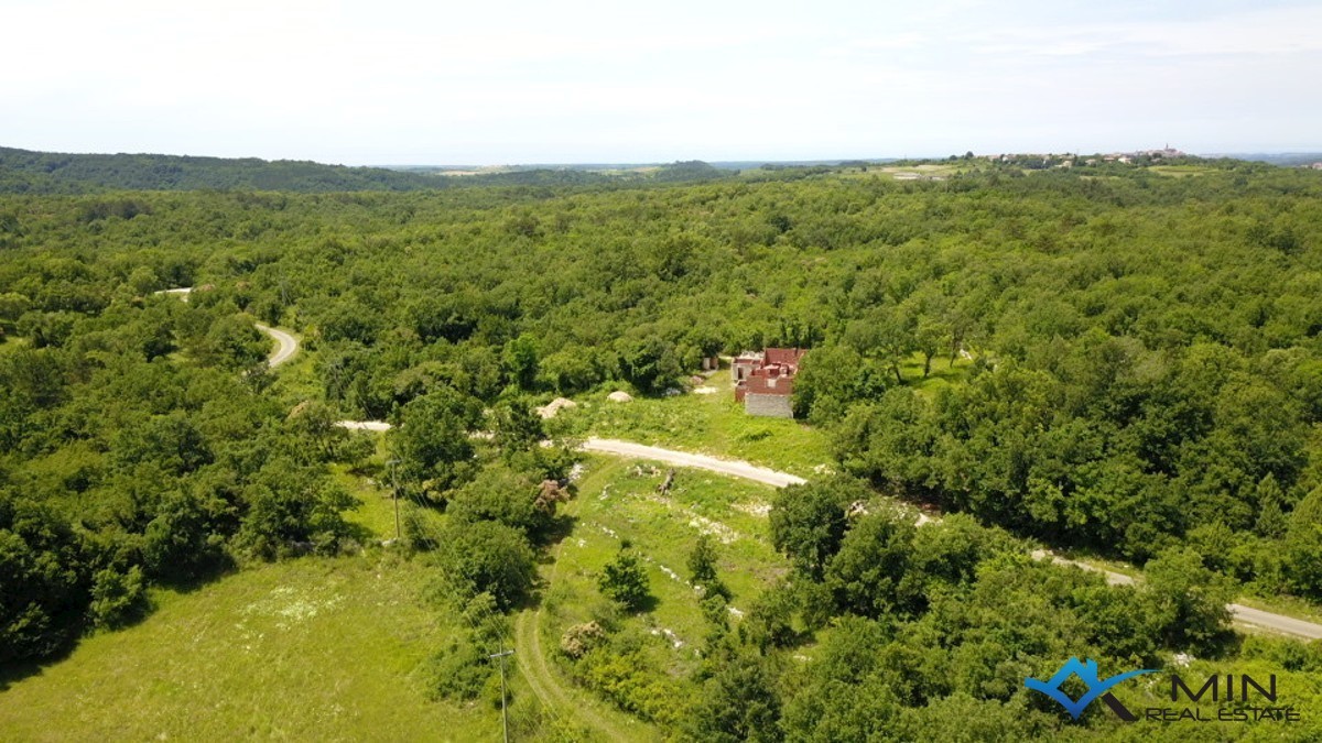 Zazidljivo zemljišče s projektom v Grožnjanu