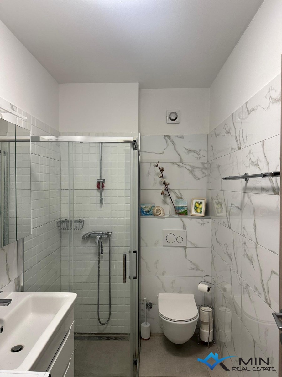 Apartma s strešno teraso in pogledom na morje v Novigradu