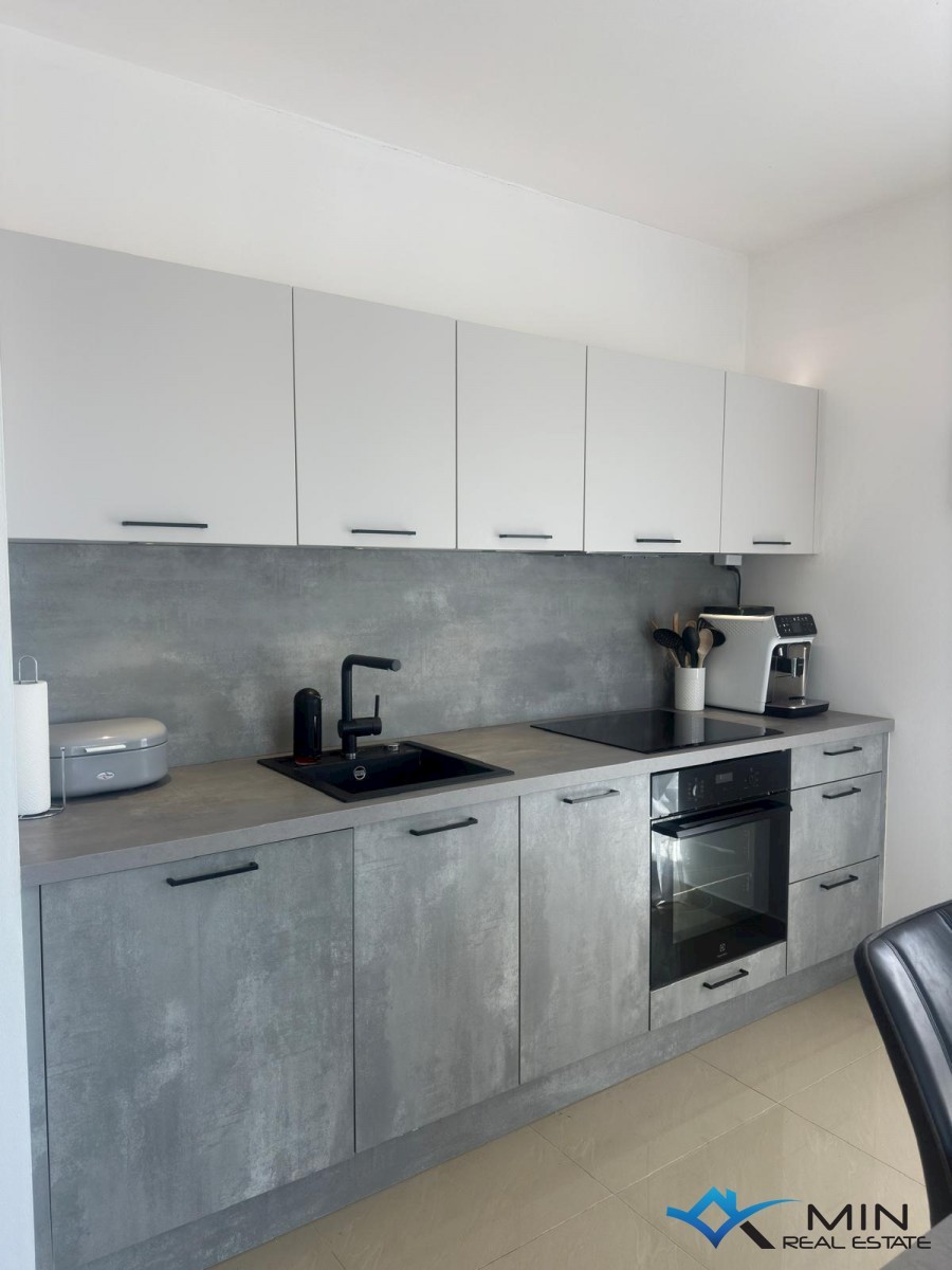 Apartma s strešno teraso in pogledom na morje v Novigradu