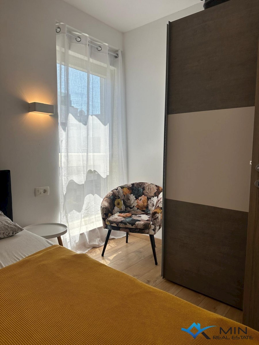 Apartma s strešno teraso in pogledom na morje v Novigradu