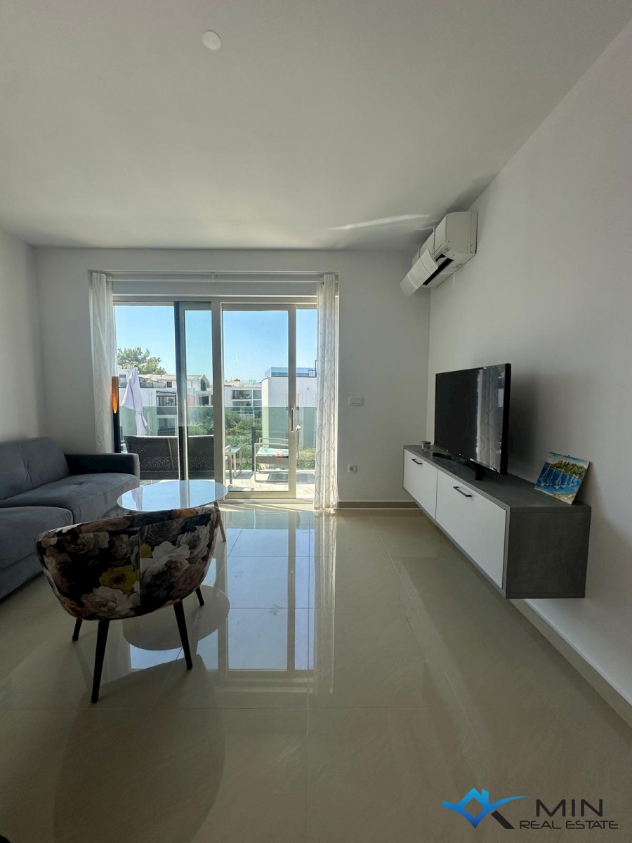 Apartma s strešno teraso in pogledom na morje v Novigradu