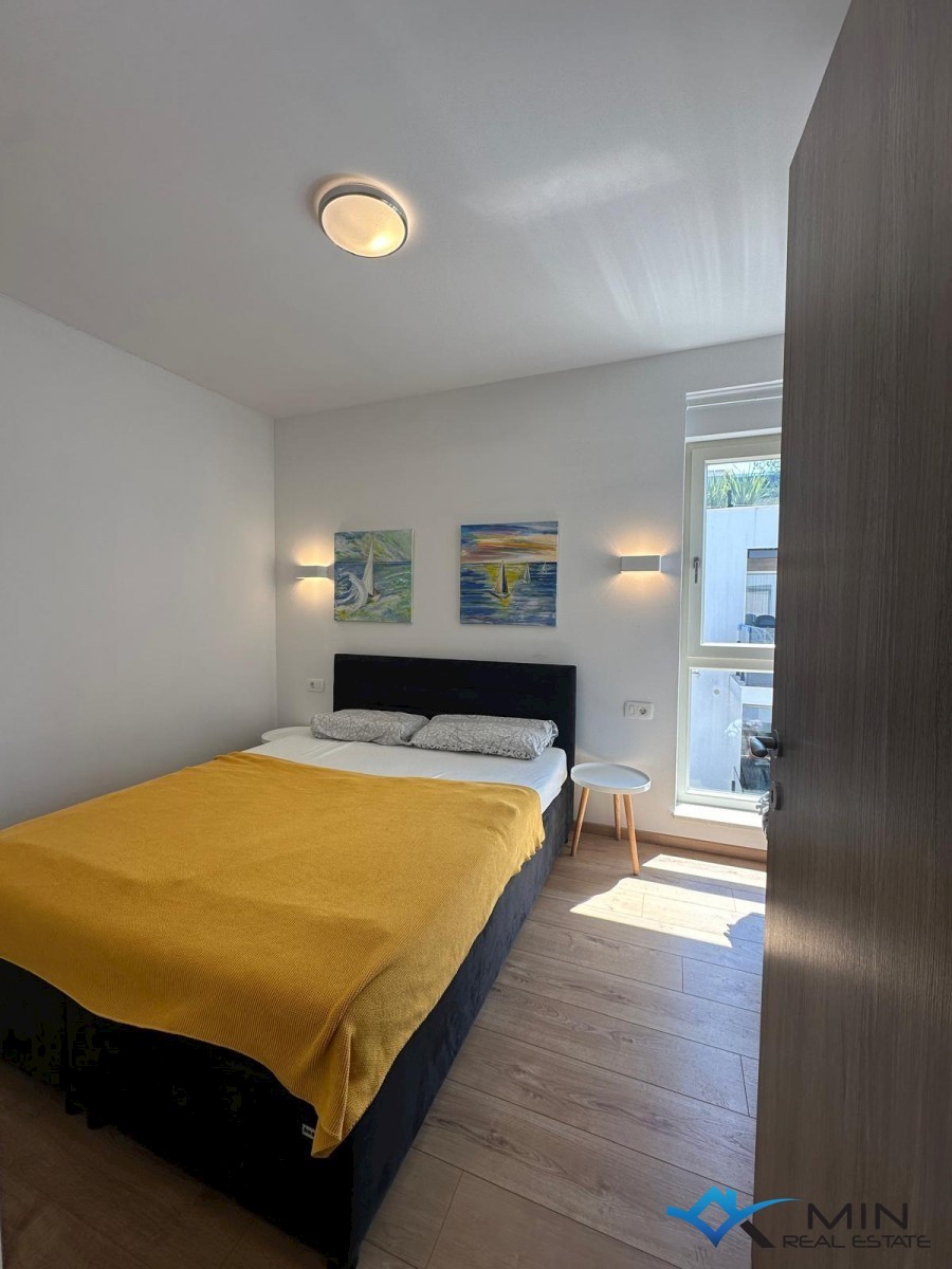 Apartma s strešno teraso in pogledom na morje v Novigradu