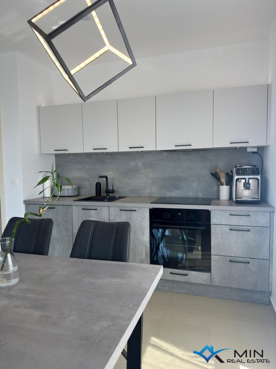 Apartma s strešno teraso in pogledom na morje v Novigradu